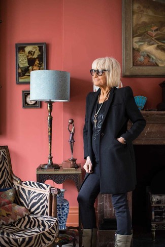 С чем носить темно-серые кожаные ботинки женщине