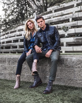 С чем носить темно-серые кожаные ботинки мужчине