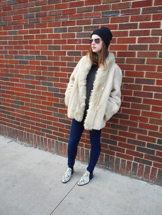 С чем носить темно-серые кожаные ботинки женщине