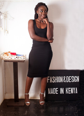 С чем носить темно-серые кожаные босоножки на каблуке