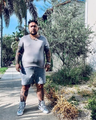 С чем носить темно-серые кожаные высокие кеды мужчине