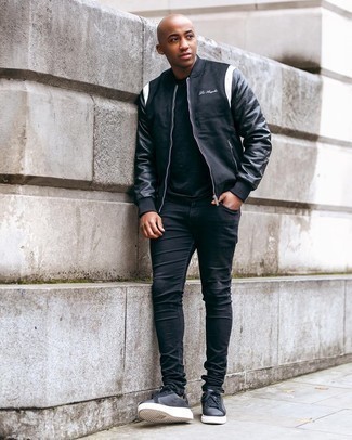 С чем носить темно-серые кожаные низкие кеды мужчине