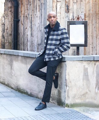 С чем носить темно-серые кожаные низкие кеды мужчине