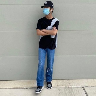 С чем носить темно-серые кожаные низкие кеды мужчине