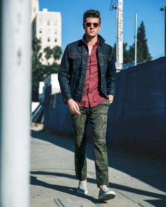 С чем носить темно-серые кожаные слипоны мужчине