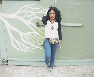 С чем носить темно-серые кожаные кеды женщине