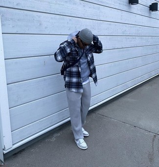 С чем носить темно-серые кожаные кеды мужчине