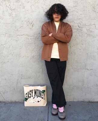 С чем носить темно-серые кожаные кеды мужчине