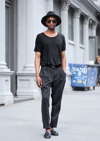 С чем носить темно-серые кожаные лоферы с кисточками