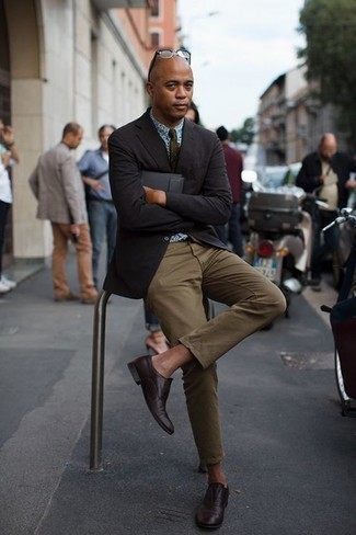 С чем носить темно-серый кожаный мужской клатч мужчине