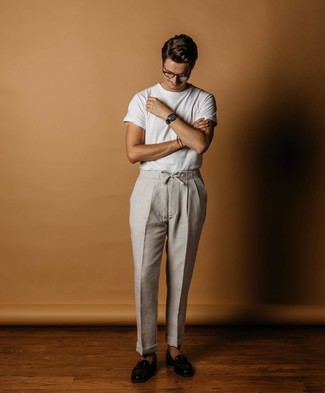 С чем носить темно-серые льняные брюки мужчине