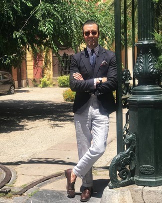 С чем носить темно-серые льняные брюки мужчине