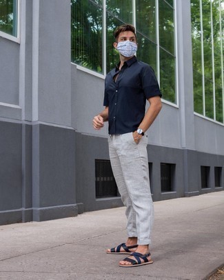 С чем носить темно-серые льняные брюки мужчине