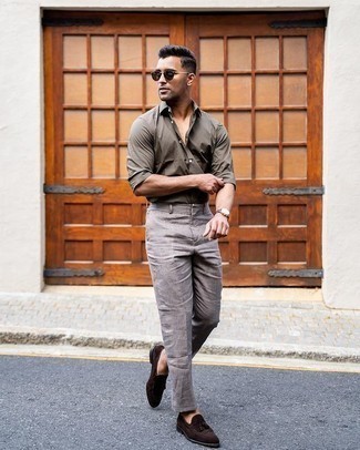 С чем носить темно-серые льняные брюки мужчине