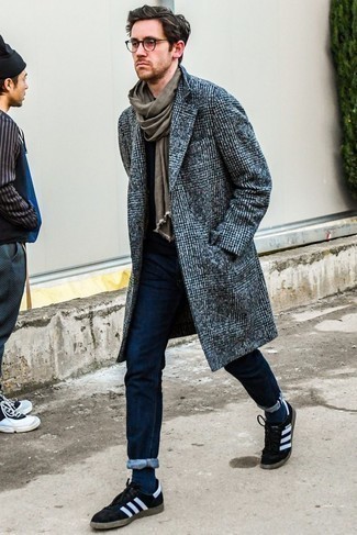 С чем носить темно-серый льняной шарф мужчине