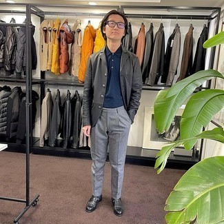 Какие брюки чинос носить с темно-серыми лоферами