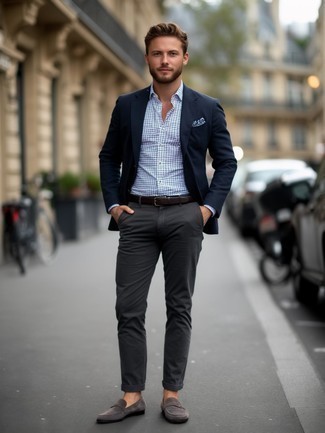 Какие брюки чинос носить с темно-серыми лоферами