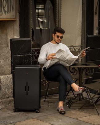 Какие брюки чинос носить с темно-серыми лоферами