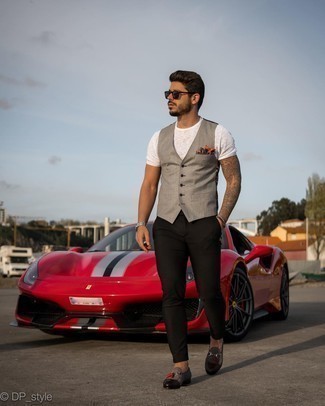 Какие брюки чинос носить с темно-серыми лоферами