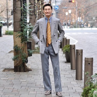 Какие двубортные пиджаки носить с темно-серыми лоферами мужчине