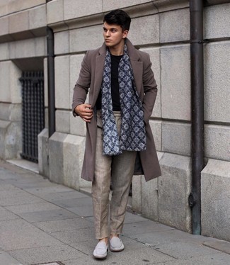 Какие длинные пальто носить с темно-серыми лоферами