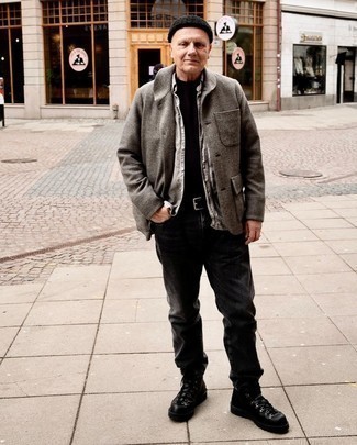 Какие рабочие ботинки носить с темно-серой рубашкой с длинным рукавом мужчине