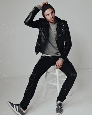 Какие косухи носить с темно-серыми низкими кедами мужчине