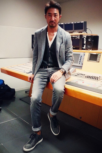 Какие кардиганы носить с темно-серыми низкими кедами мужчине