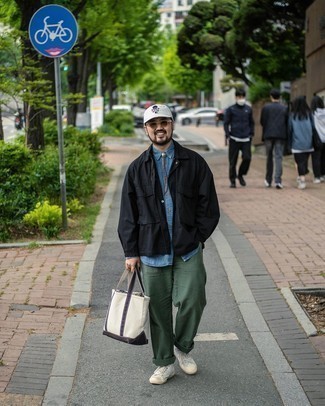 Какие брюки чинос носить с темно-серыми низкими кедами