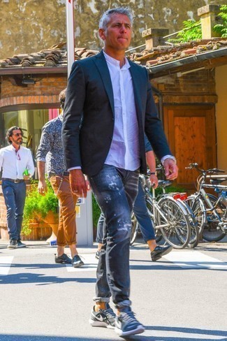 Какие джинсы носить с темно-серыми низкими кедами мужчине