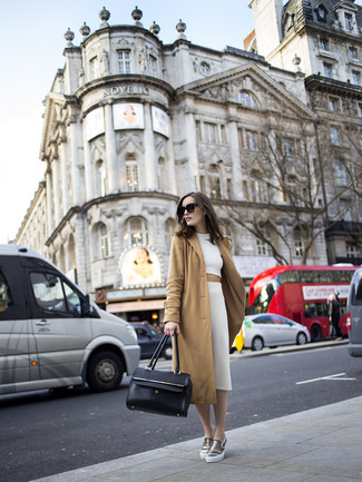 С чем носить темно-серые низкие кеды женщине