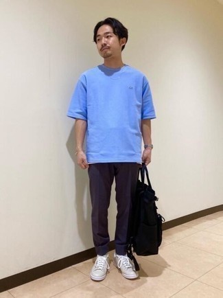 С чем носить темно-серые низкие кеды мужчине