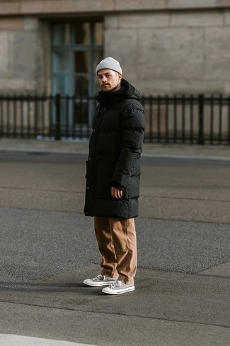 С чем носить темно-серые низкие кеды мужчине