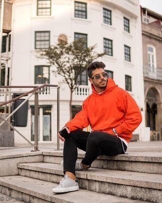 С чем носить темно-серые низкие кеды мужчине