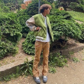 С чем носить темно-серые низкие кеды мужчине