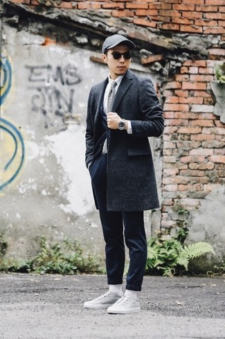 Какие длинные пальто носить с темно-серыми низкими кедами