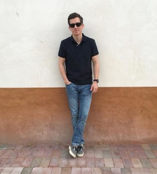 Какие футболки-поло носить с темно-серыми низкими кедами мужчине