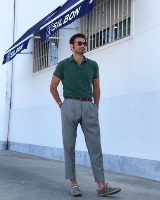 Какие футболки-поло носить с темно-серыми низкими кедами мужчине