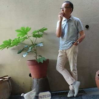 Какие футболки-поло носить с темно-серыми низкими кедами мужчине