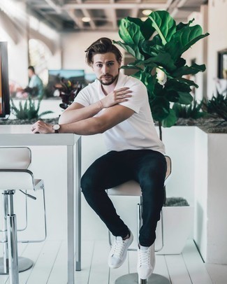 Какие футболки-поло носить с темно-серыми низкими кедами мужчине