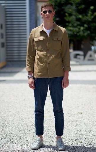 Какие куртки-рубашки носить с темно-серыми низкими кедами мужчине