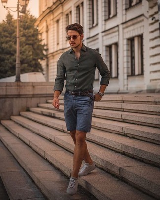 Какие шорты носить с темно-серыми низкими кедами мужчине
