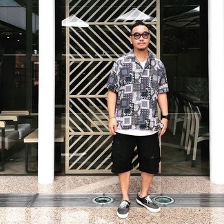 Какие шорты носить с темно-серыми низкими кедами мужчине