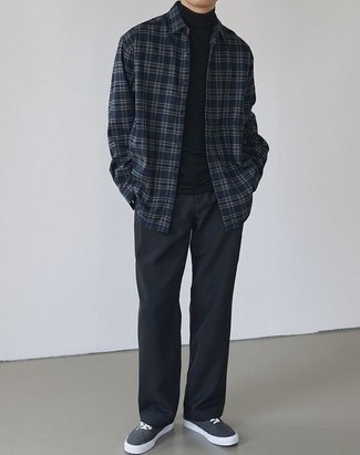 Какие водолазки носить с темно-серыми низкими кедами мужчине