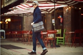 С чем носить темно-серую сумку почтальона