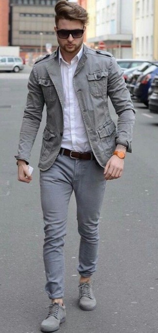 Как носить темно-серую куртку в стиле милитари с темно-серыми джинсами мужчине