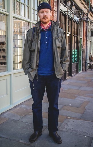 Какие джинсы носить с темно-серой курткой в стиле милитари мужчине