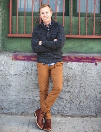 С чем носить темно-серый свитер с воротником на пуговицах