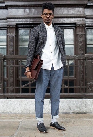 Какие брюки чинос носить с темно-серым открытым кардиганом