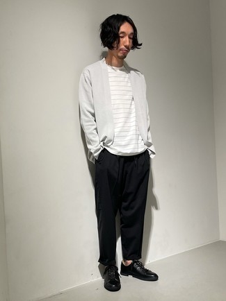 Какие брюки чинос носить с темно-серым открытым кардиганом